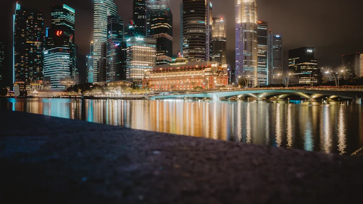 Oil traders monitor screens in Singapore as Brent crude falls 4.8% on ceasefire speculation 2026