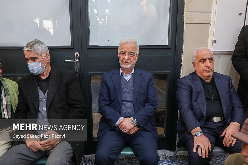 Iran buries chiefs amid internal pressure