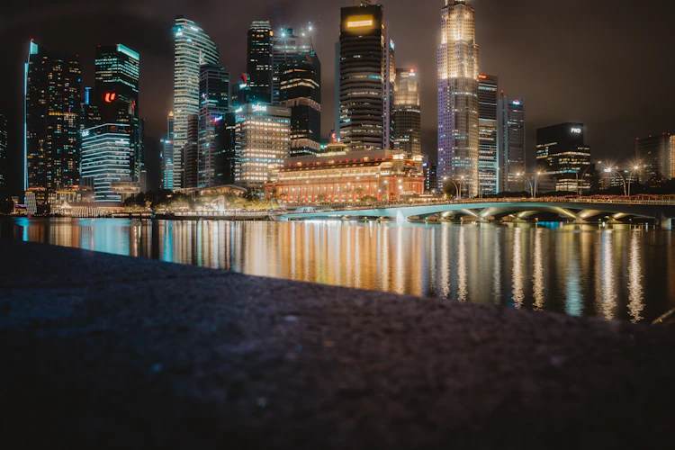 Oil traders monitor screens in Singapore as Brent crude falls 4.8% on ceasefire speculation 2026