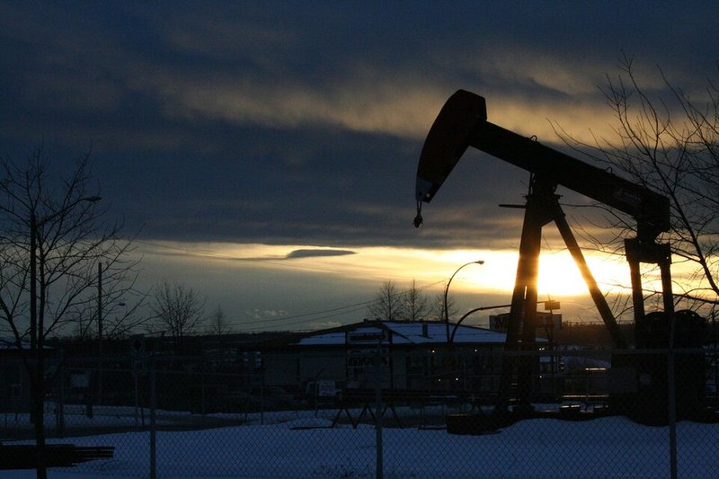 Oil Hits $118 as Trump Iran Strike Vow Rattles Markets